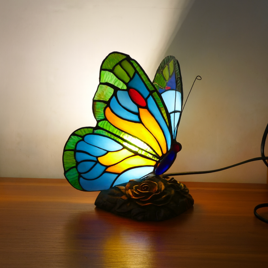 Lampe papillon bleue au design sculptural